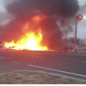 yanici madde tasiyan tir sarampole devrildi aracta yangin cikti WyK1Li7G