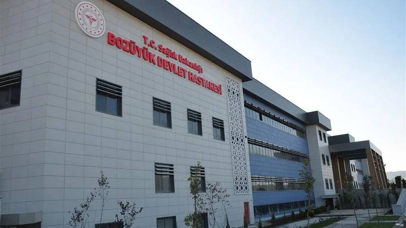 bozuyuk devlet hastanesinde hakkinda sorusturma yurutulen beyin cerrahinin 455 sayfalik rapora ragmen goreve devam ettigi ortaya cikti aBbMwh3X