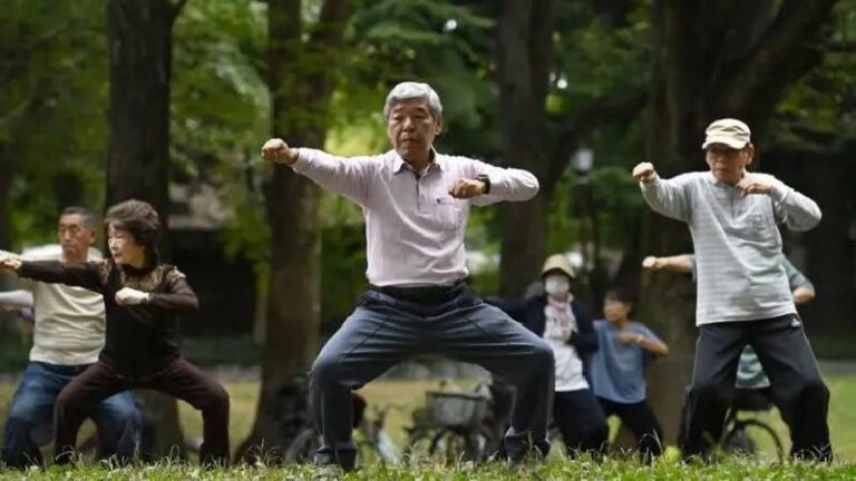 japonyada 100 yasini gecenlerin sayisi 100 bini buldu GrnY9AfW