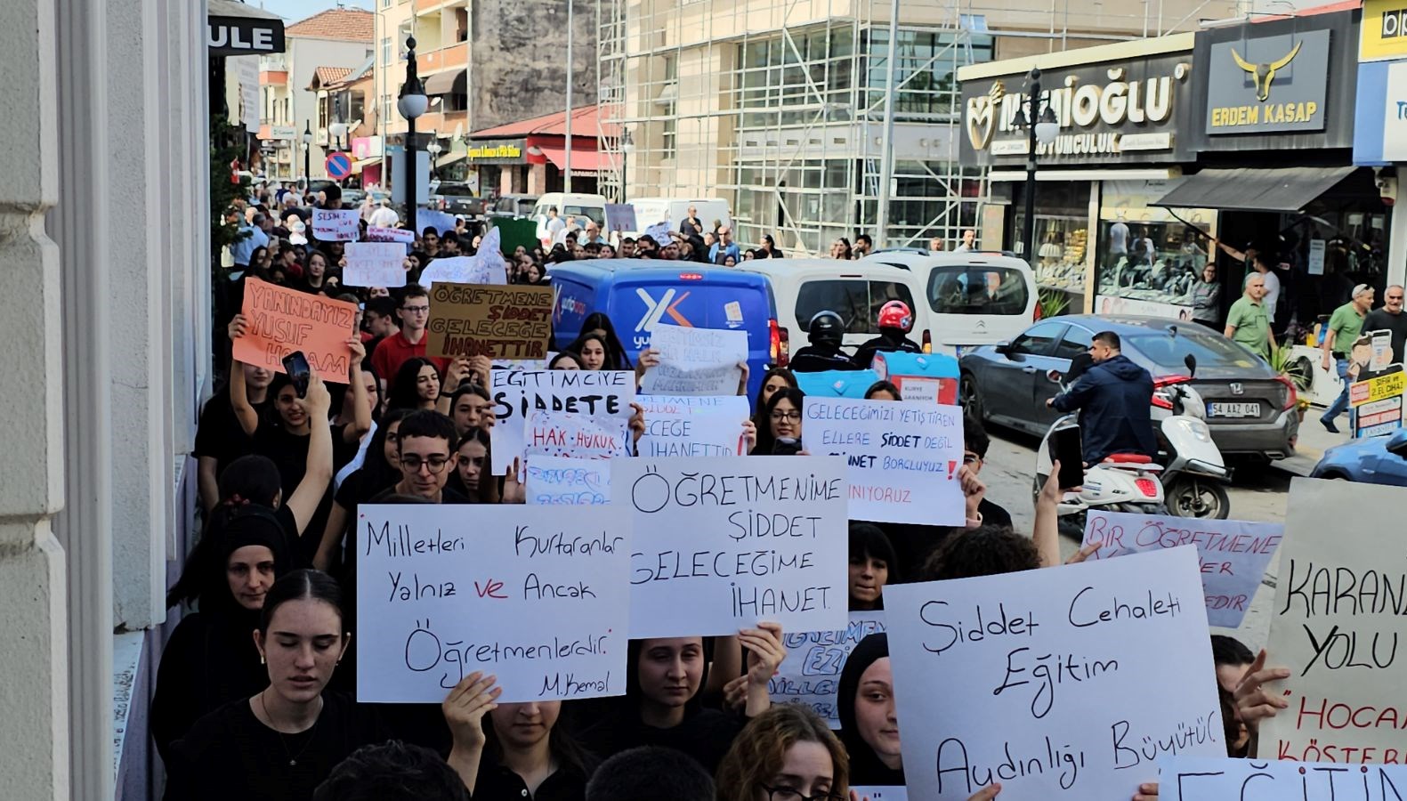 sakaryada ogretmene darp 2 kisi gozaltina alindi CRHuCZ5i