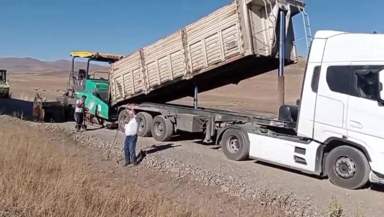 tekman beykoy mahallesi yolu sicak asfaltla kaplanarak camur sorununa son verdi XGwJerdf