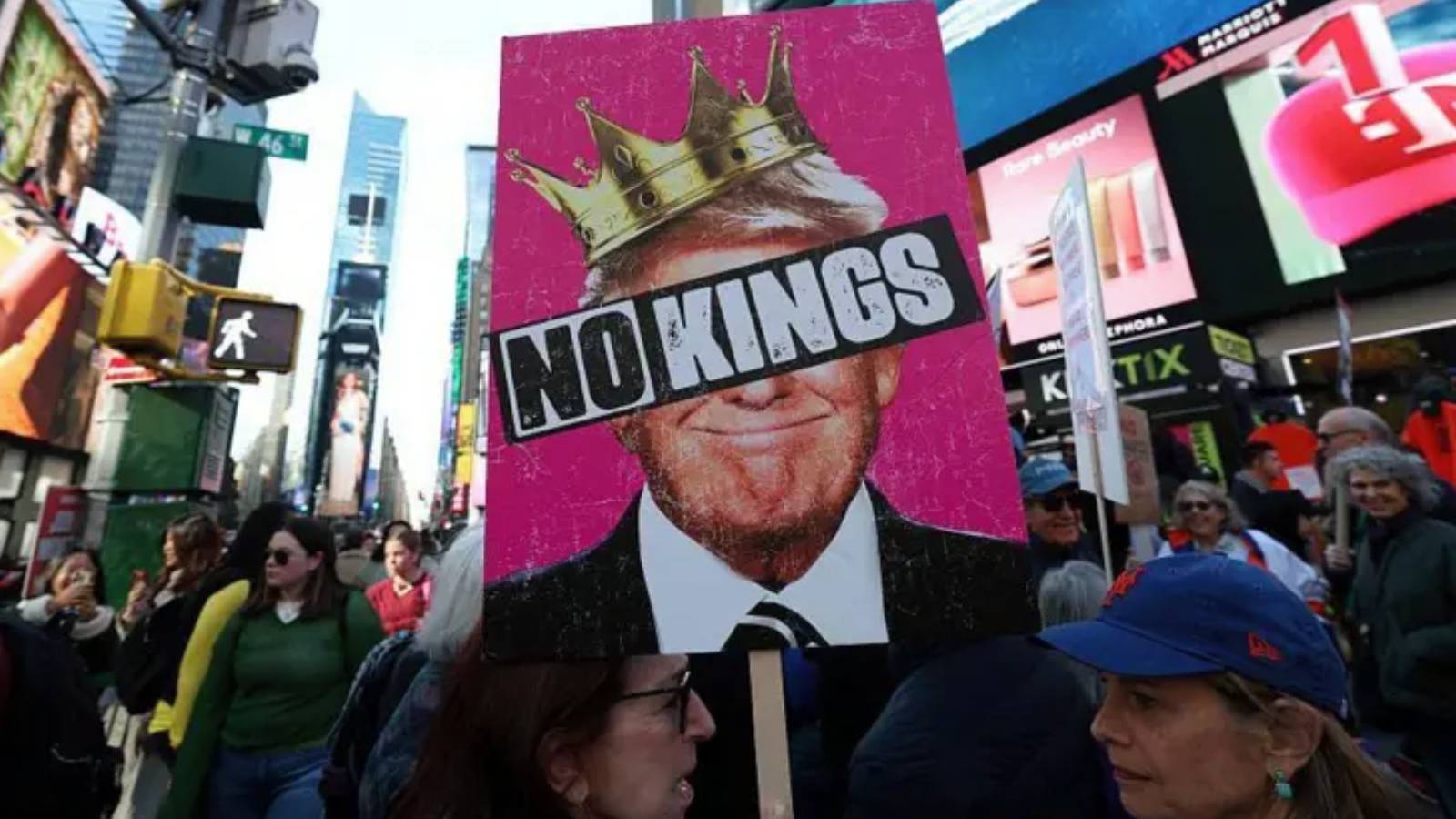 abdde milyonlarca kisinin katilmasi beklenen trump karsiti krallara hayir protestolari basladi W2dzwimf.jpg