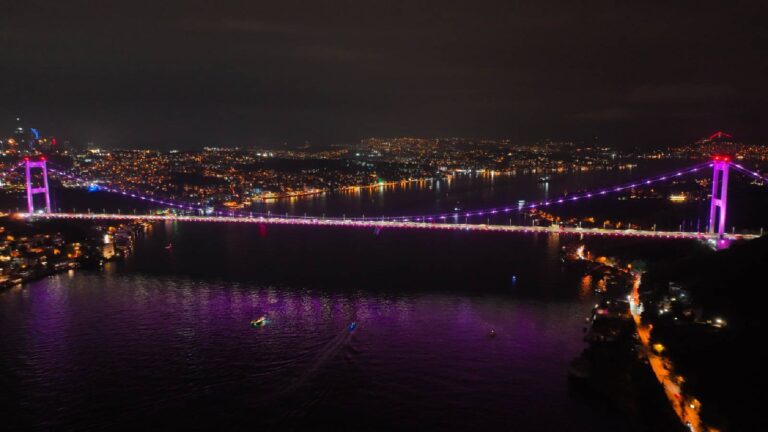 fatih sultan mehmet koprusu meme kanseri farkindaligi icin pembe renkle aydinlatildi Hg9DWdk5.jpg