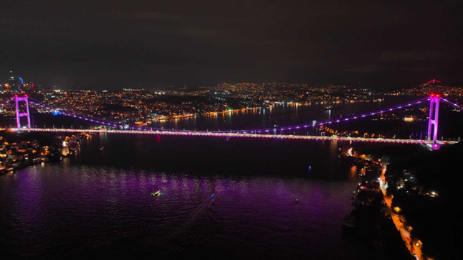 fatih sultan mehmet koprusu meme kanseri farkindaligi icin pembe renkle aydinlatildi Hg9DWdk5.jpg