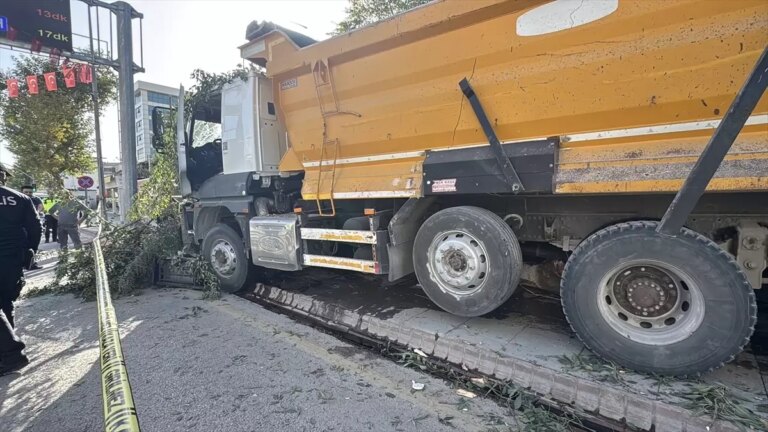 freni arizalanan kamyon 7 konteyneri devirdi xPPJly4K