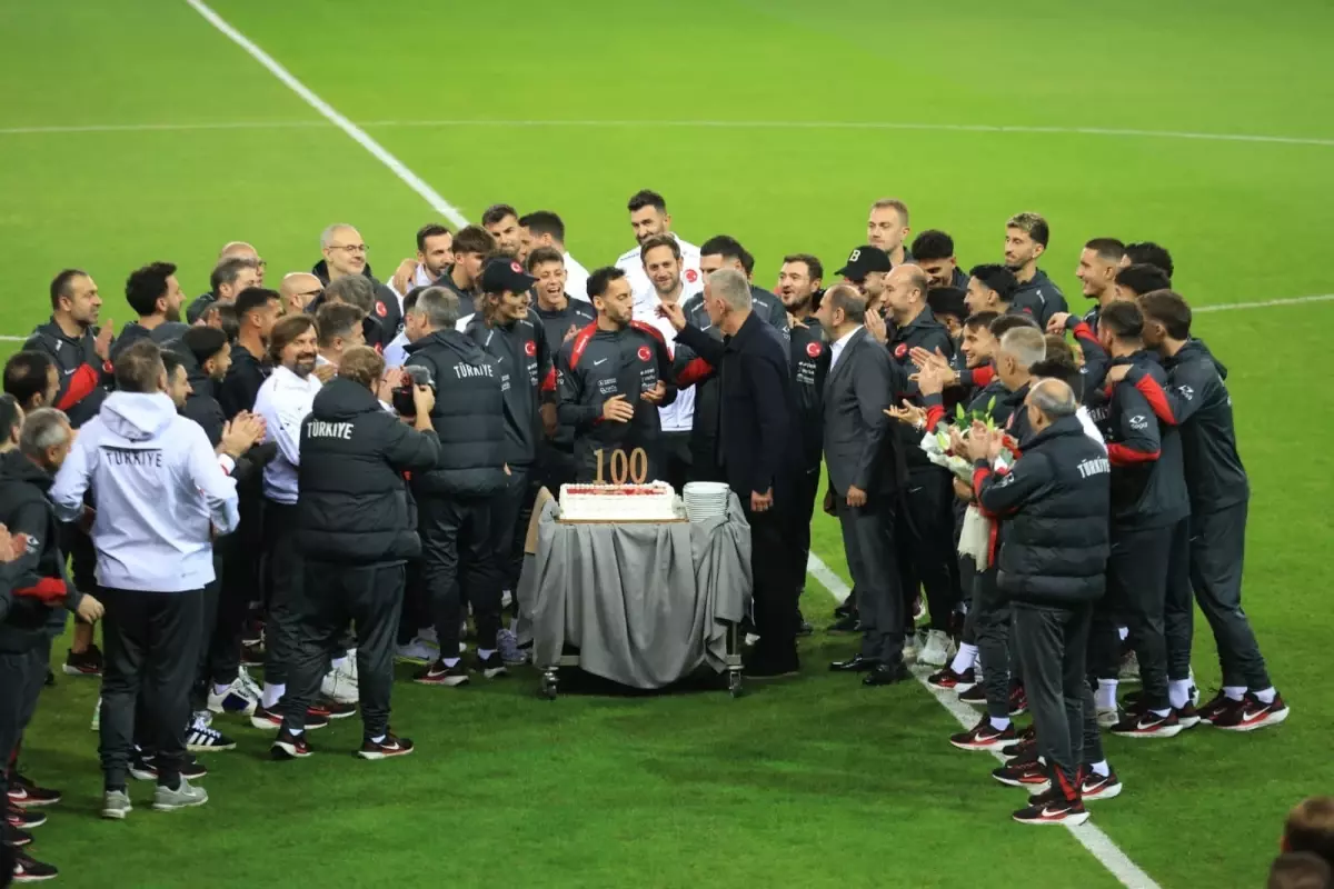 hakan calhanoglu 100 macinda kutlandi Mh3KPEI5.jpg