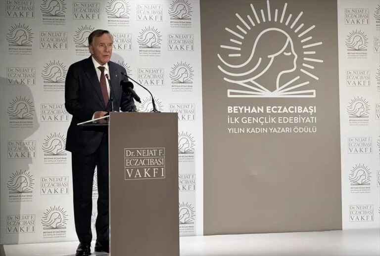 koray avci cakman yilin kadin yazari odulunu kazandi XurO8LDY.jpg