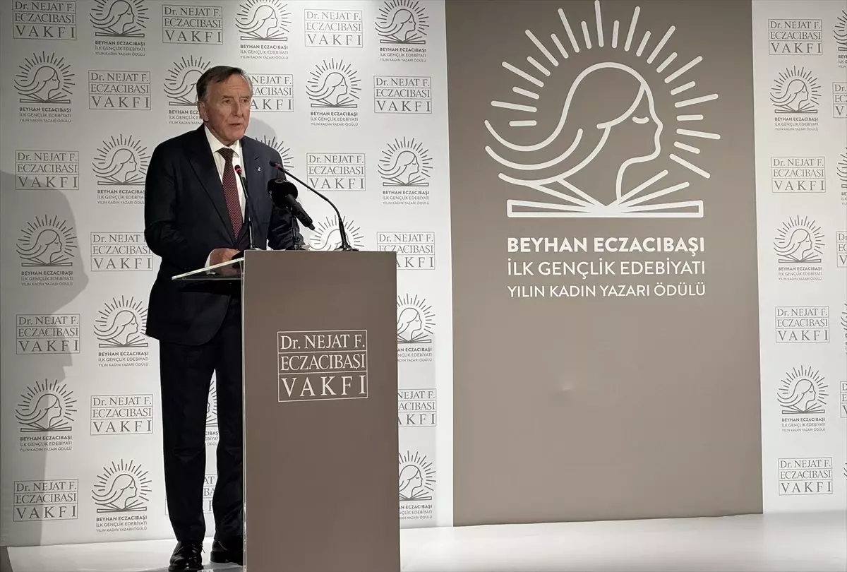 koray avci cakman yilin kadin yazari odulunu kazandi XurO8LDY.jpg