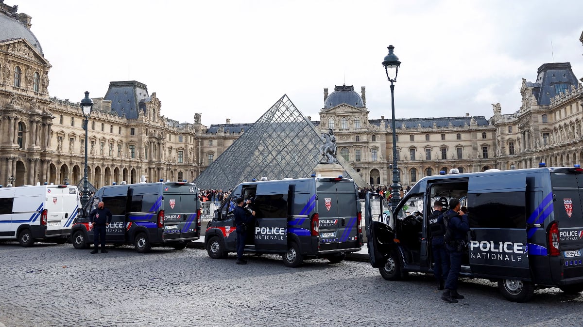 louvre muzesinde calinan eserler hala kayip bir gun geri doneceklerine inaniyorum C77OZCFS.jpg