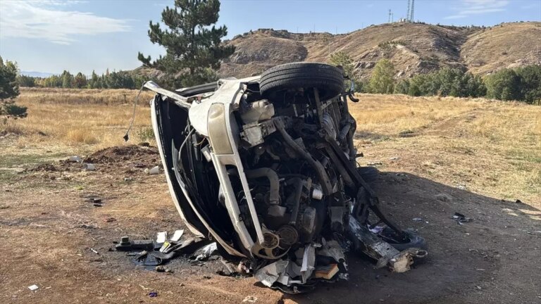 sivasta minibus devrildi 4 yarali GNr2HZSb.jpg