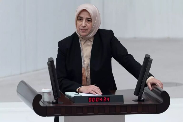 sozleri tepki ceken ozlem zengin kursuye cikip duzeltme yapti UpyOb224