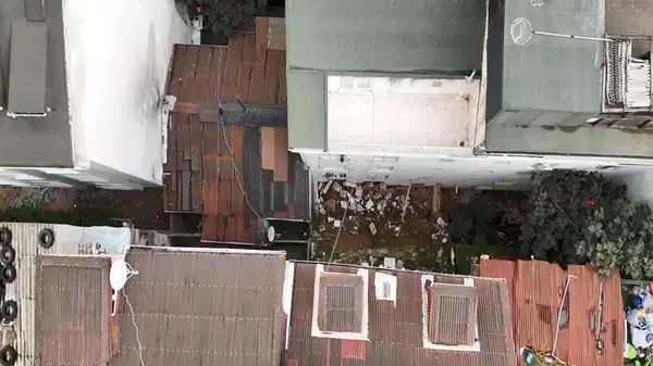 istanbul arnavutkoyde istinat duvari yikildi 2 bina tahliye edildi LVYlfpZh.jpg