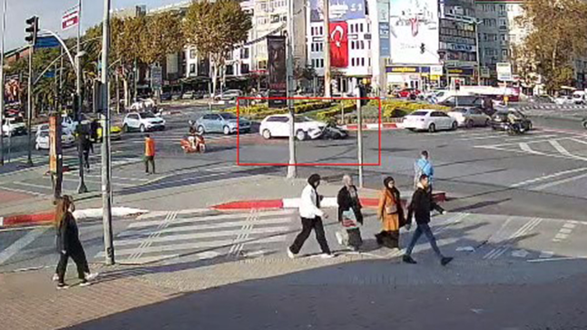 istanbul fatihte otomobilin carptigi motosikletin surucusu yaralandi QD2ENjHi.jpg