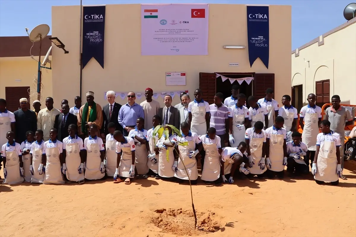 nijerde yetimlere marangozluk egitimi TFLSFiH6.jpg