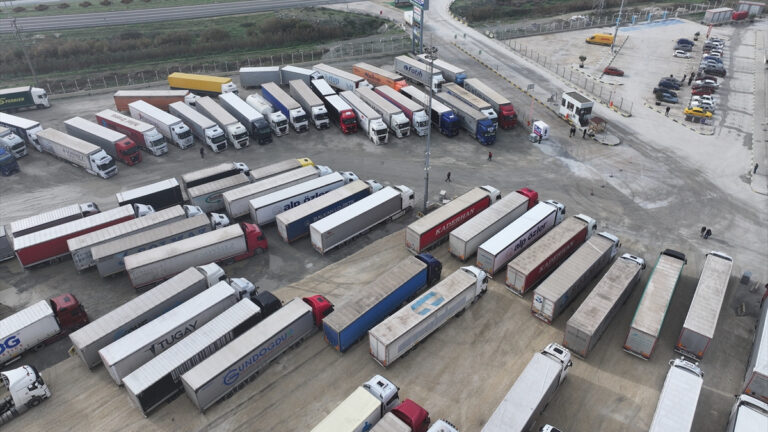 ipsala-sinir-kapisinda-tir-trafigi-durdu-ticaret-aksadi-IjS7MxHI.jpg