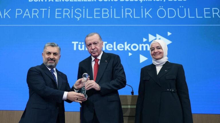 turk-telekom-dijital-erisilebilirlik-odulunu-aldi-qeprnACH.jpg