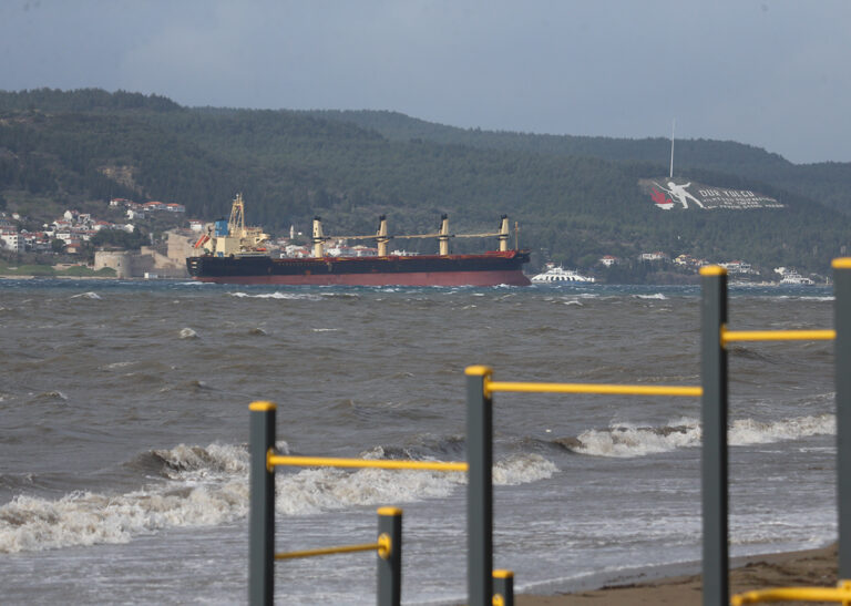 canakkale-bogazindan-gecisler-basladi-jP2GPrYX.jpg