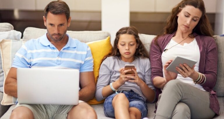 o-yastan-once-cocuklariniza-asla-telefon-vermeyin-uzmanlardan-kritik-uyari-felesfcu.jpg