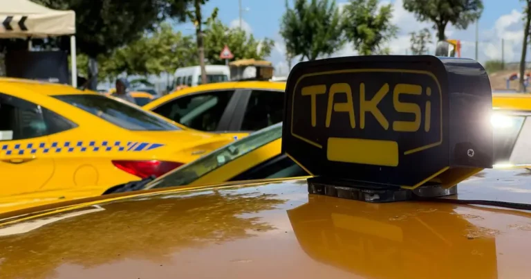 taksilerde-yeni-zorunluluk-kartli-odeme-ve-fis-islemlerine-degisiklik-geliyor-Ca9yOJ2V.webp