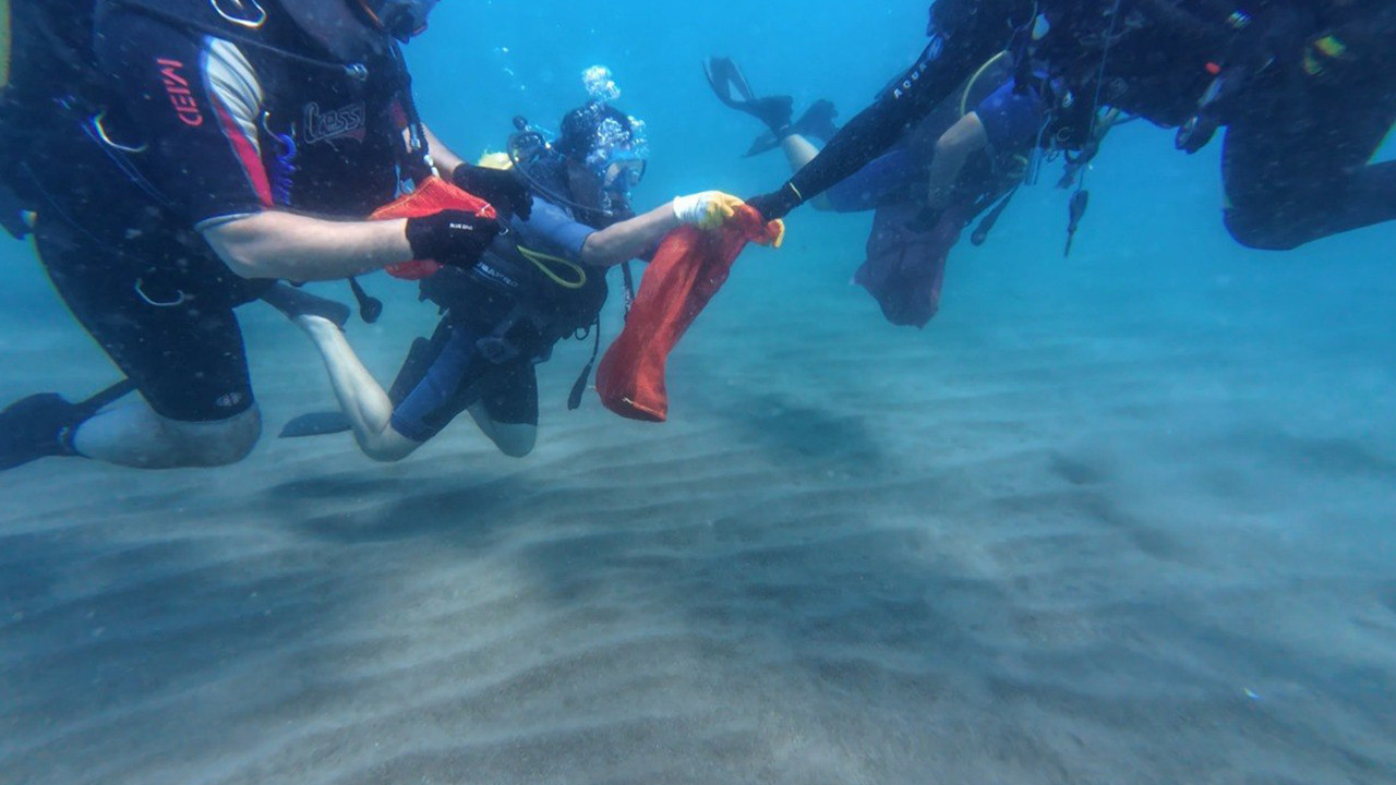 antalya-konyaalti-sahilinde-deniz-temizligi-NGHMsUEZ