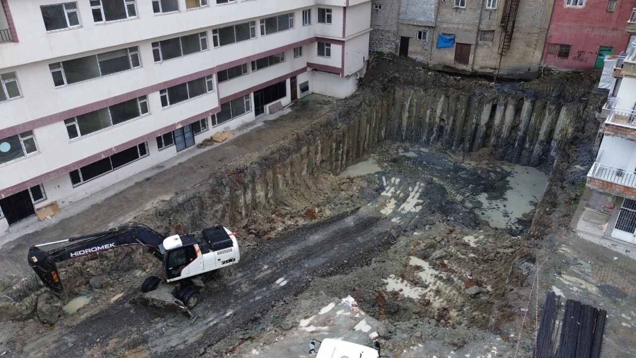 hakkaride-temel-kazisinda-zemin-kaydi-binalar-bosaltildi-5Fj3isW4