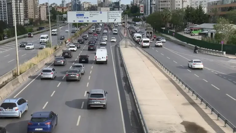 istanbulda-haftanin-ilk-is-gunu-trafik-yogunlugu-x83Eufb6