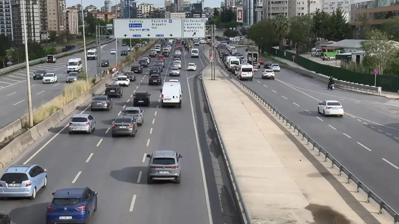 istanbulda-haftanin-ilk-is-gunu-trafik-yogunlugu-x83Eufb6