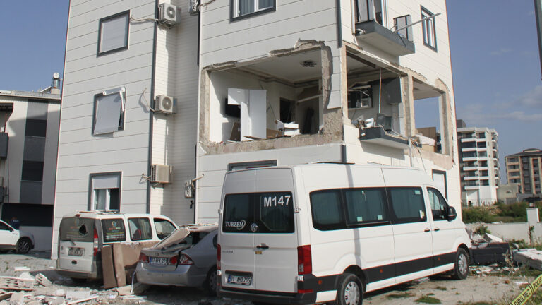mutfak-tupu-bomba-gibi-patladi-1-yarali-w4ppZlYN
