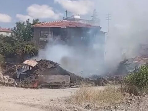 Ankara altindagda yabani otlari temizlemek icin yakilan ates evi yakti EmmFtbpi