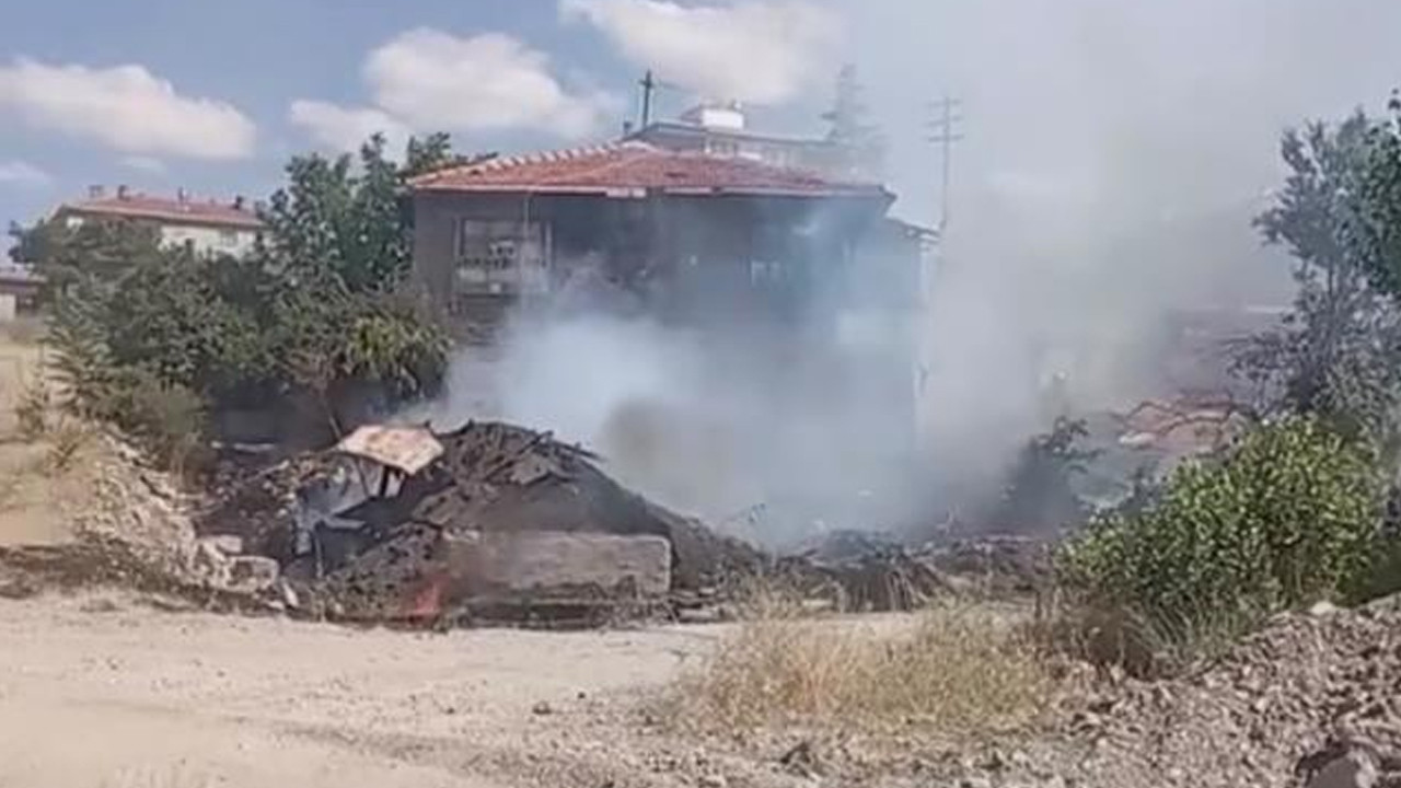Ankara altindagda yabani otlari temizlemek icin yakilan ates evi yakti EmmFtbpi